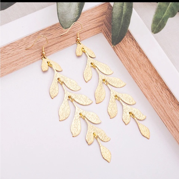 HOST PICK 2024 LOOKBOOK POSH PARTY!! GOLD/SILVER LEAF DROP EARRINGS - Picture 5 of 10